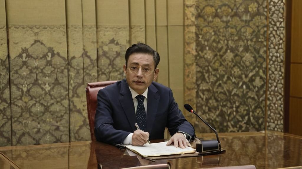 娱乐至上主义引发争议，幕后英雄揭秘明星真实生活引热议