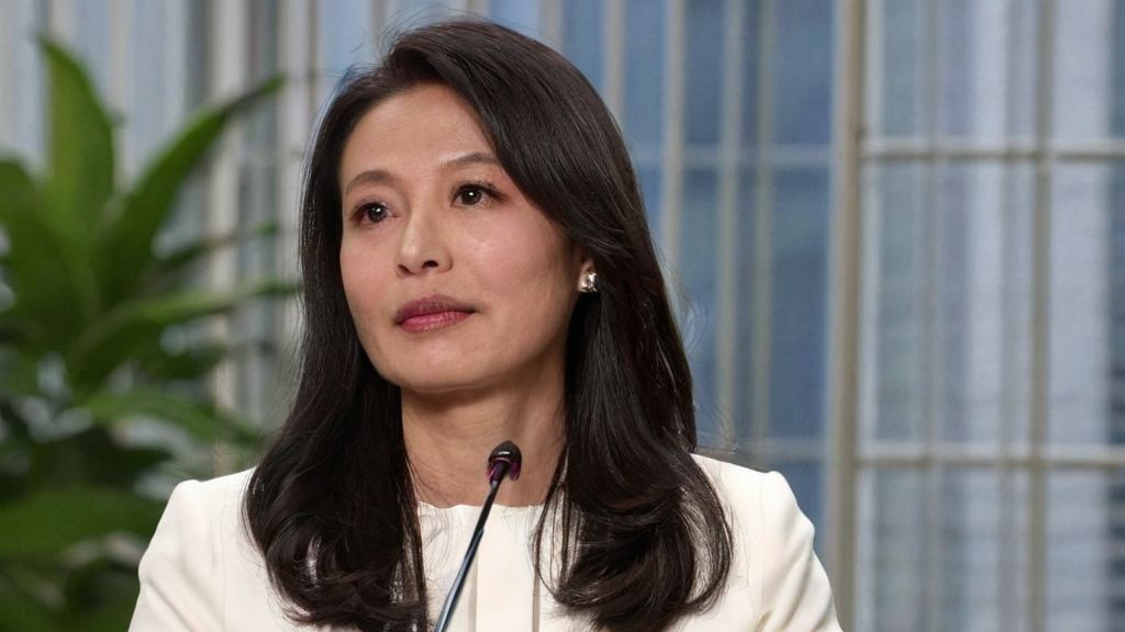 那一束光背后娱乐圈狂欢的真实与幻想融合