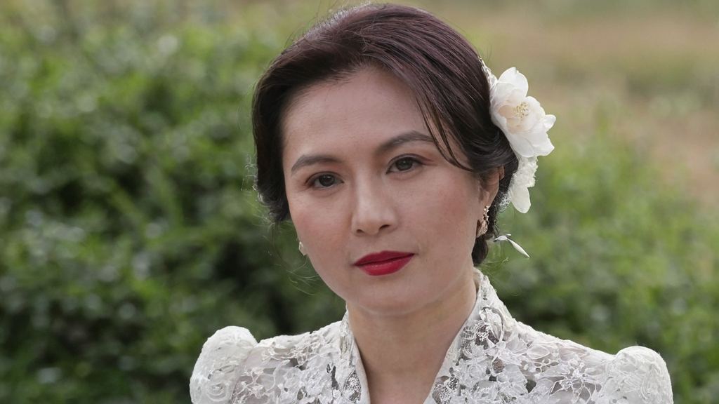 原本是一位普通的网红她将参演一部揭秘明星私生活背后的秘密引发热议